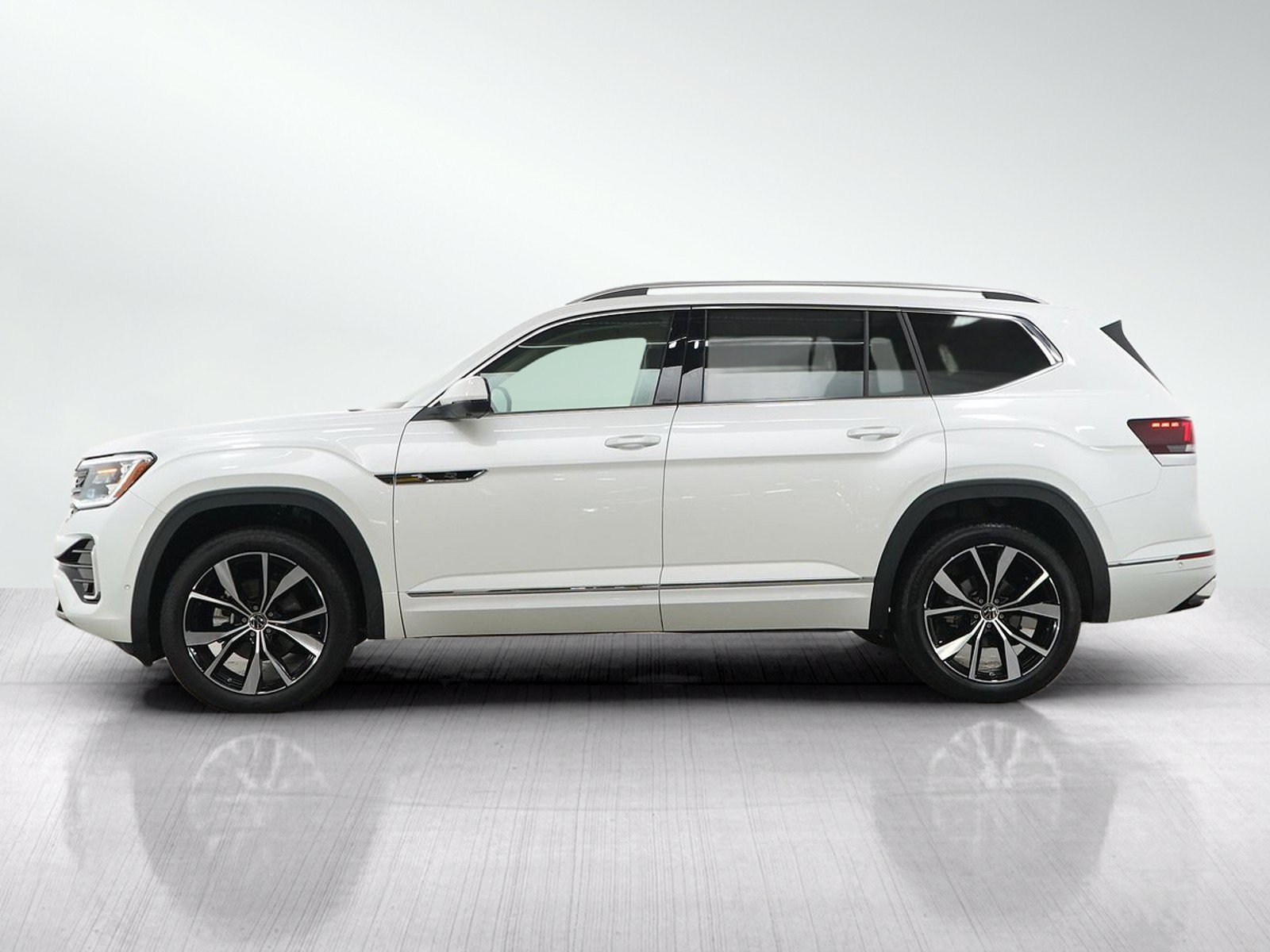 Used 2025 Volkswagen Atlas SEL Premium R-Line AWD/4WD image 2
