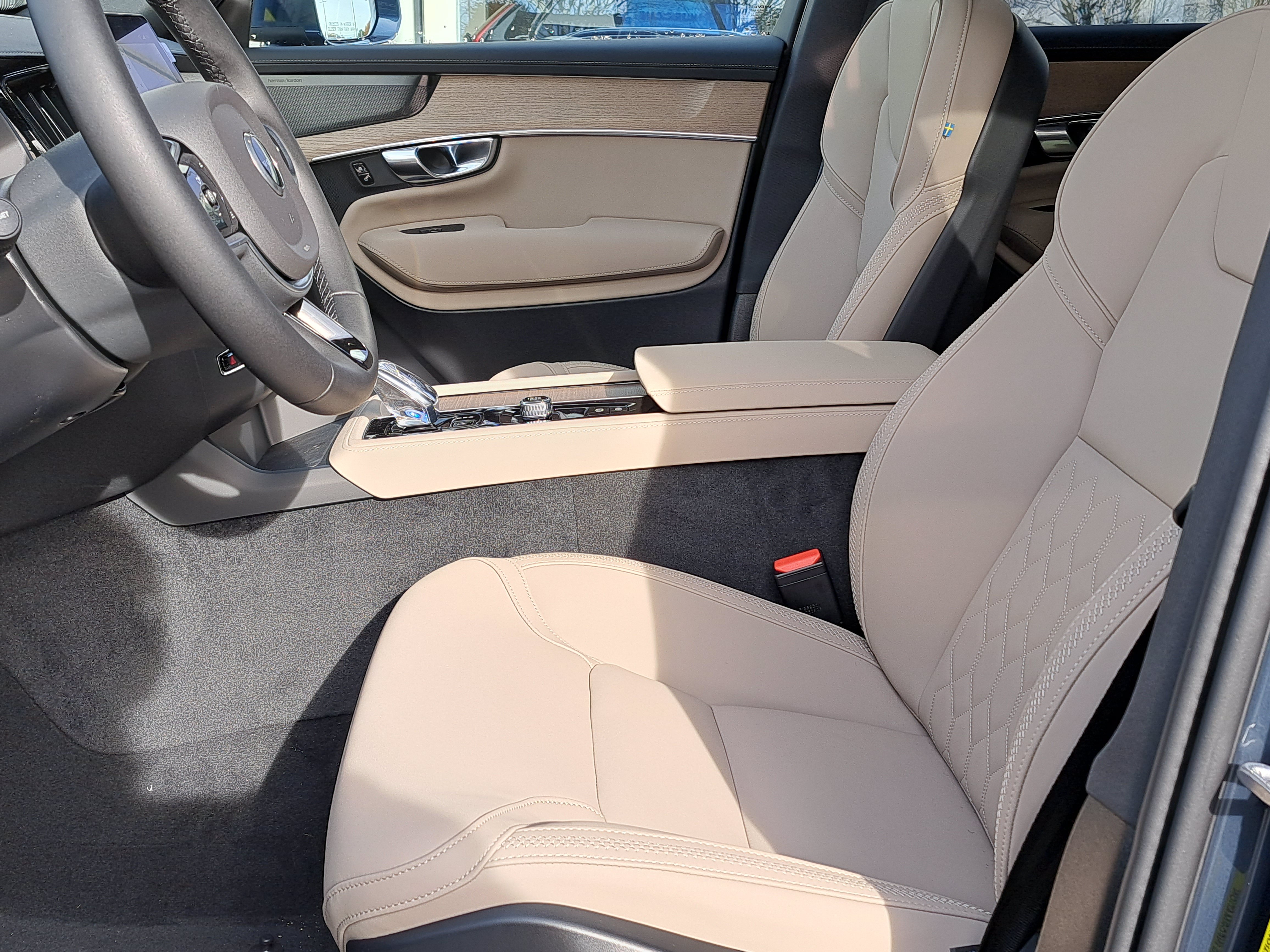 New 2026 Volvo XC90 B6 Plus w/ Protection Package Premier AWD/4WD image 6