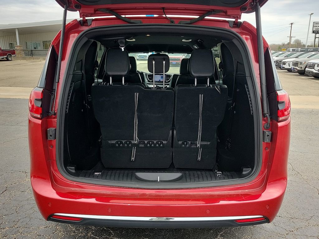 Used 2025 Chrysler Pacifica Select image 8