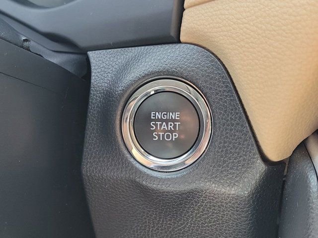 Used 2025 Toyota RAV4 XLE FWD image 33