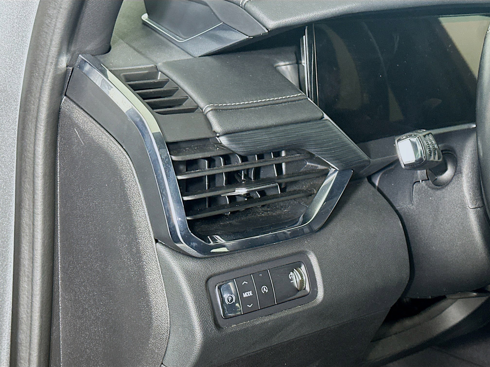 Used 2025 GMC Acadia Elevation image 17