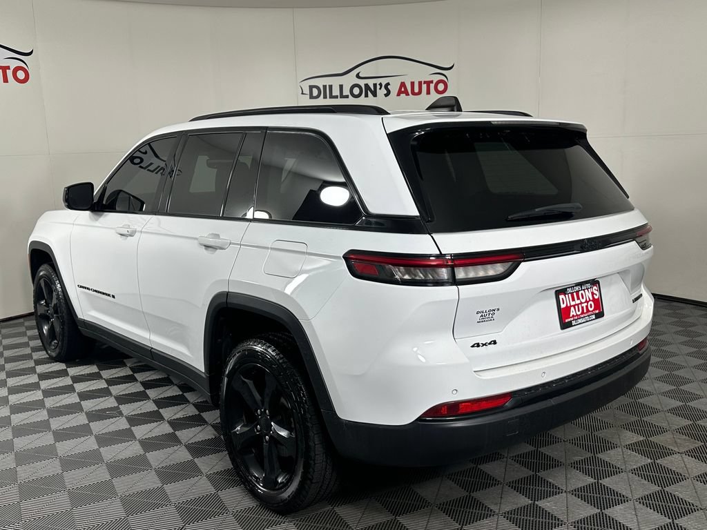 Used 2023 Jeep Grand Cherokee Limited w/ Black Appearance Package AWD/4WD image 4