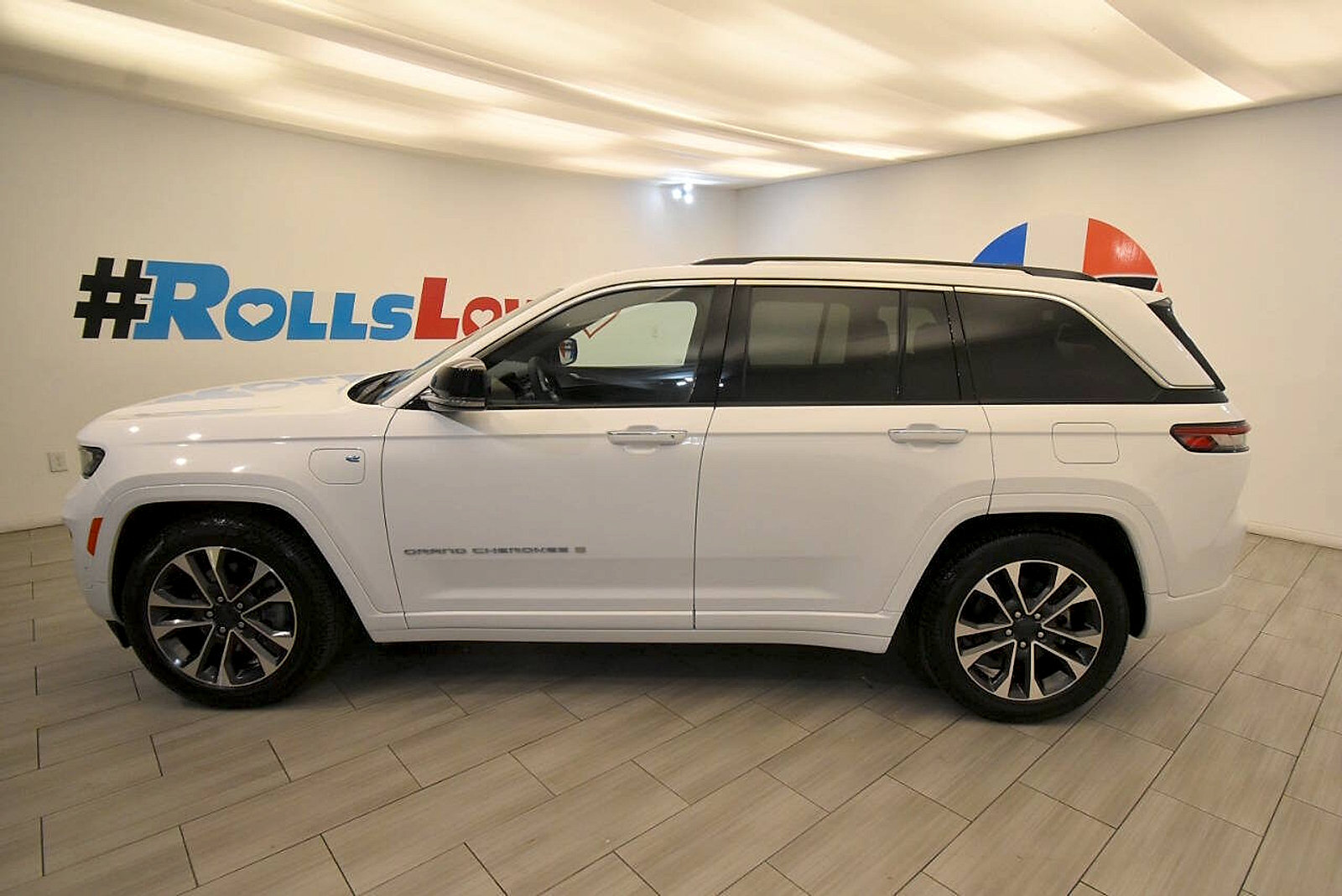 Used 2024 Jeep Grand Cherokee Overland w/ Trailer Tow Package AWD/4WD image 2