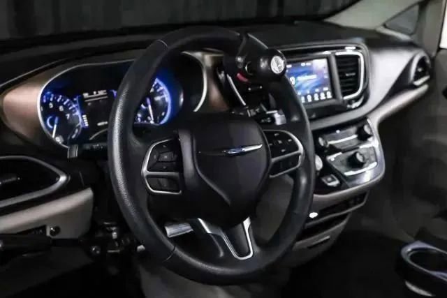 Used 2018 Chrysler Pacifica Touring Plus w/ Tire & Wheel Group FWD image 20