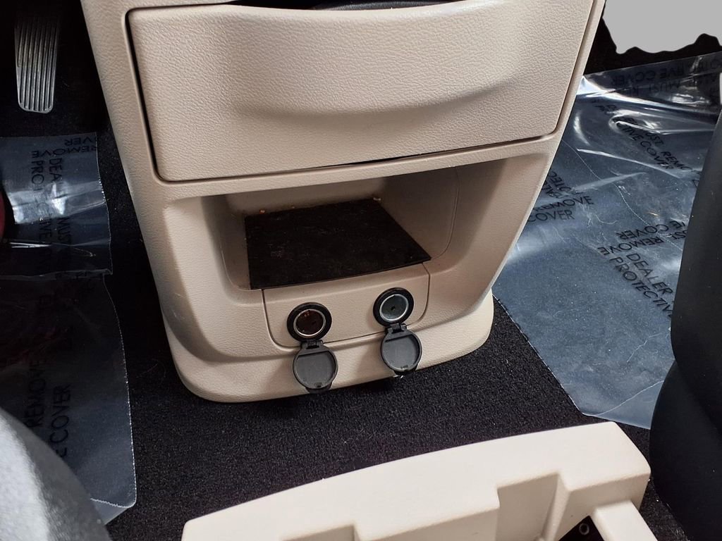 Used 2014 Chrysler Town & Country Touring image 12