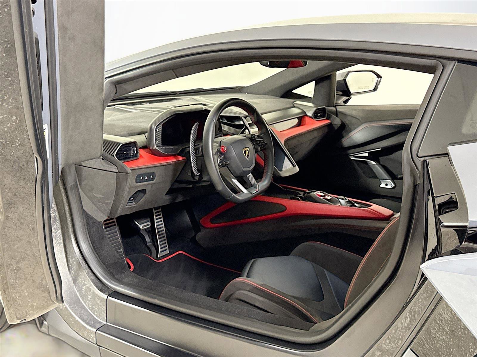 Used 2024 Lamborghini Revuelto image 12