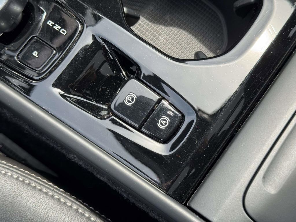 Certified 2025 Volvo XC40 B5 Plus AWD/4WD image 32