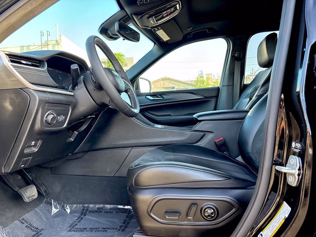 Used 2023 Jeep Grand Cherokee Altitude RWD image 10