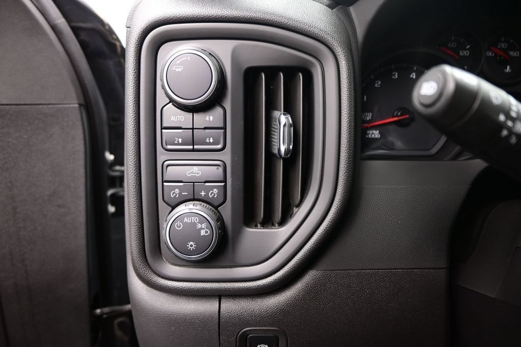 Used 2025 Chevrolet Silverado 1500 Custom Trail Boss w/ LPO, Dark Essentials Package AWD/4WD image 16