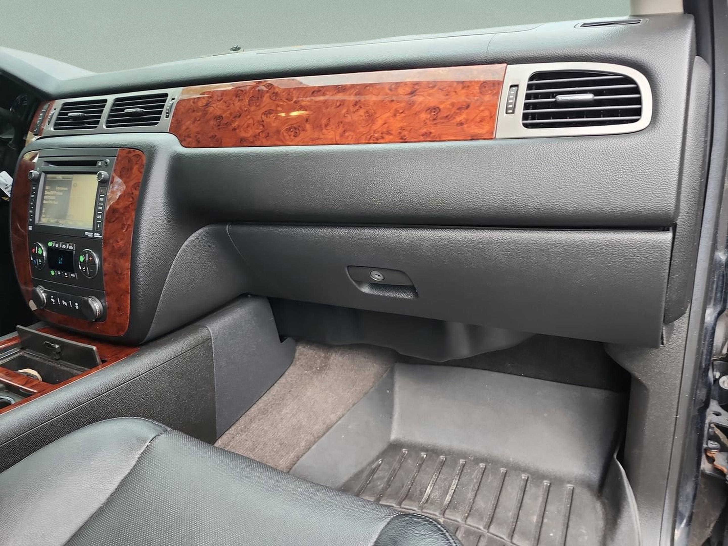 Used 2013 Chevrolet Avalanche LTZ image 19