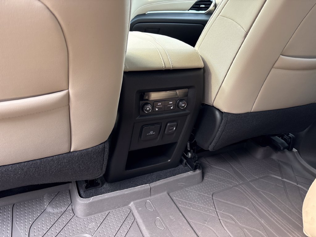 Used 2023 Chevrolet Traverse Premier FWD image 26