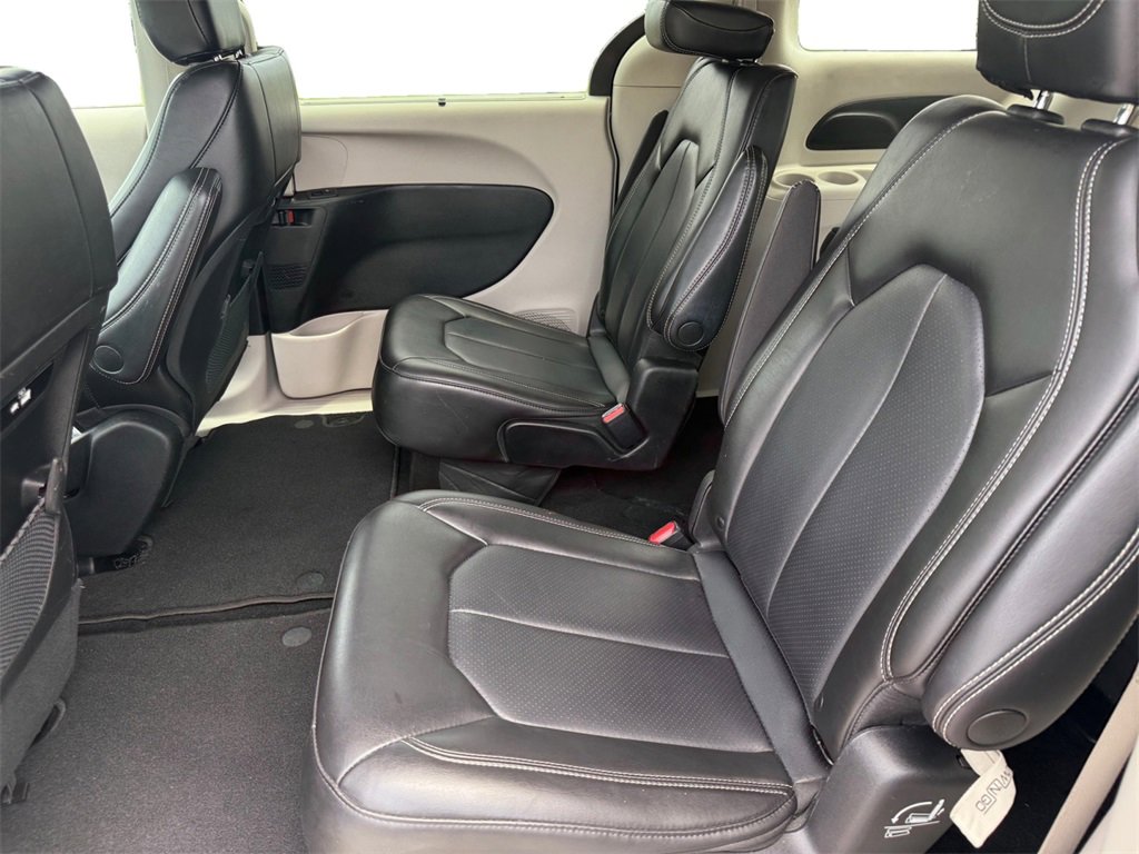 Certified 2023 Chrysler Pacifica Touring-L image 13