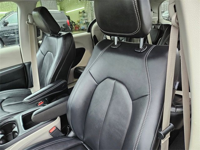 Used 2024 Chrysler Pacifica Touring-L image 12