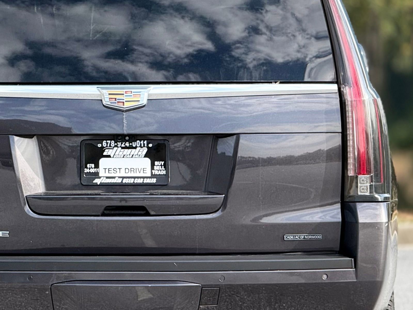 Used 2018 Cadillac Escalade Luxury image 16