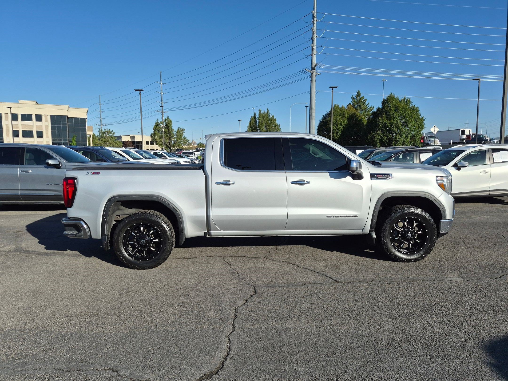 Used 2019 GMC Sierra 1500 SLT w/ Driver Alert Package I AWD/4WD image 2