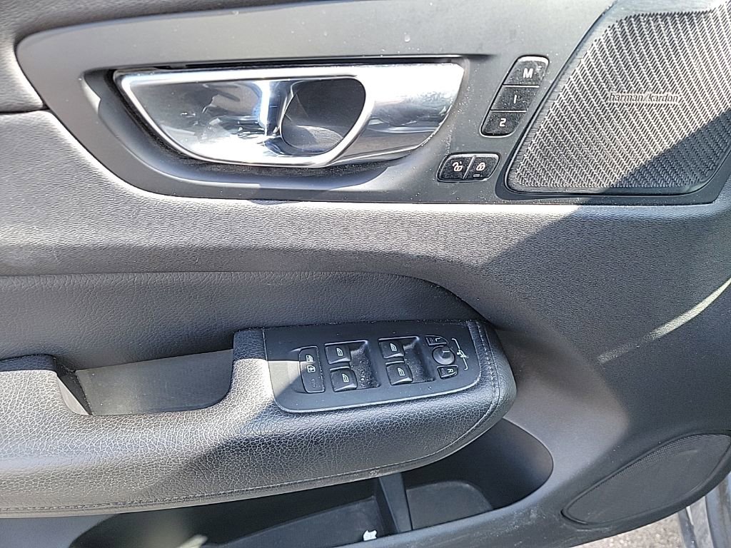 Used 2019 Volvo XC60 T6 Momentum w/ Multimedia Package image 28