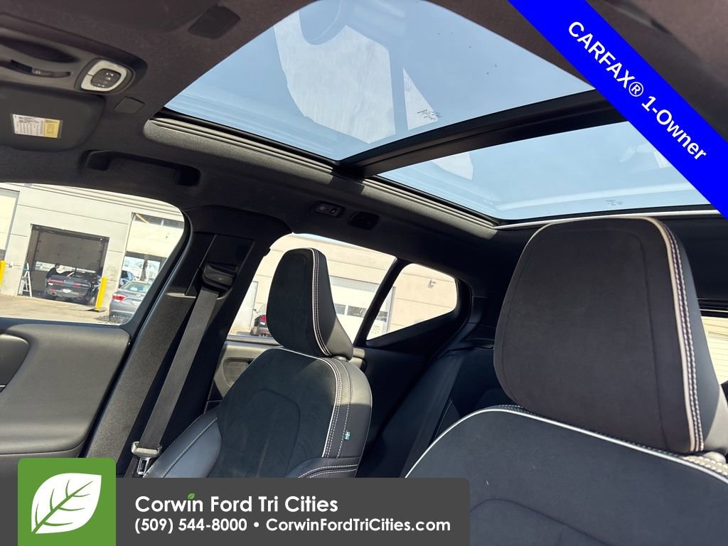 Used 2021 Volvo XC40 T5 R-Design image 10