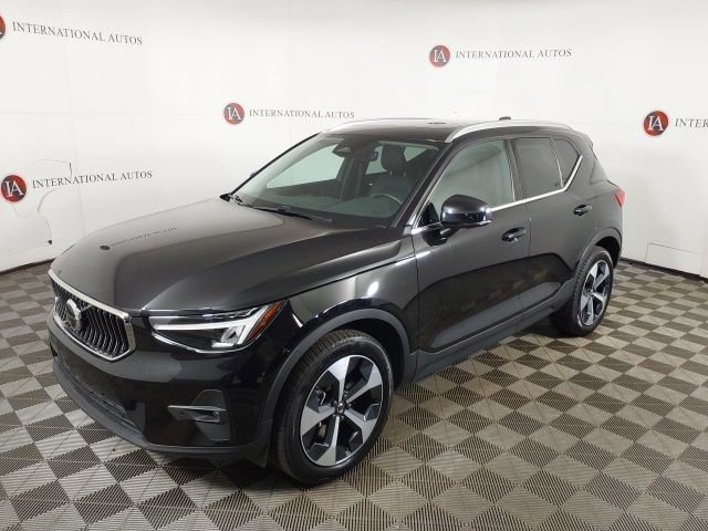 Used 2025 Volvo XC40 B5 Plus AWD/4WD image 1