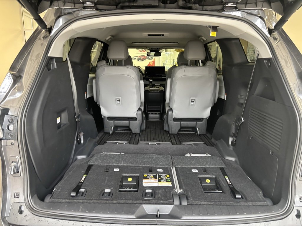 Used 2025 Toyota Sienna XLE image 28