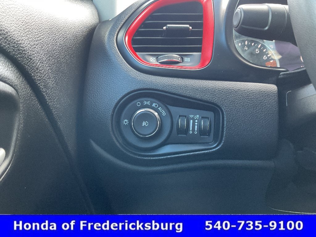Used 2023 Jeep Renegade Trailhawk AWD/4WD image 26