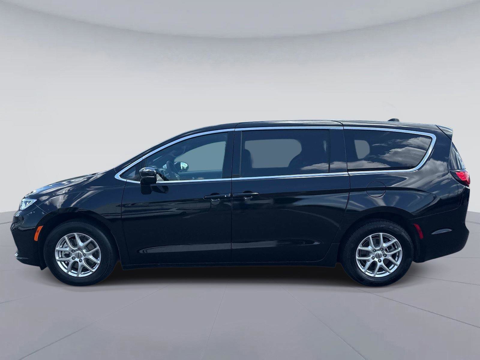 Used 2025 Chrysler Pacifica Select FWD image 7