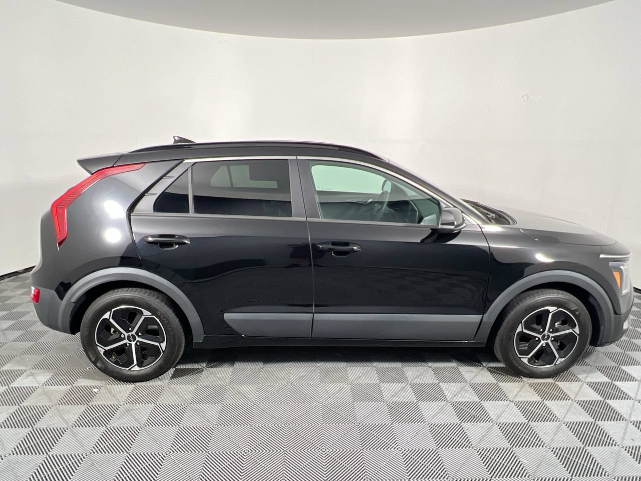 Certified 2023 Kia Niro LX FWD image 2