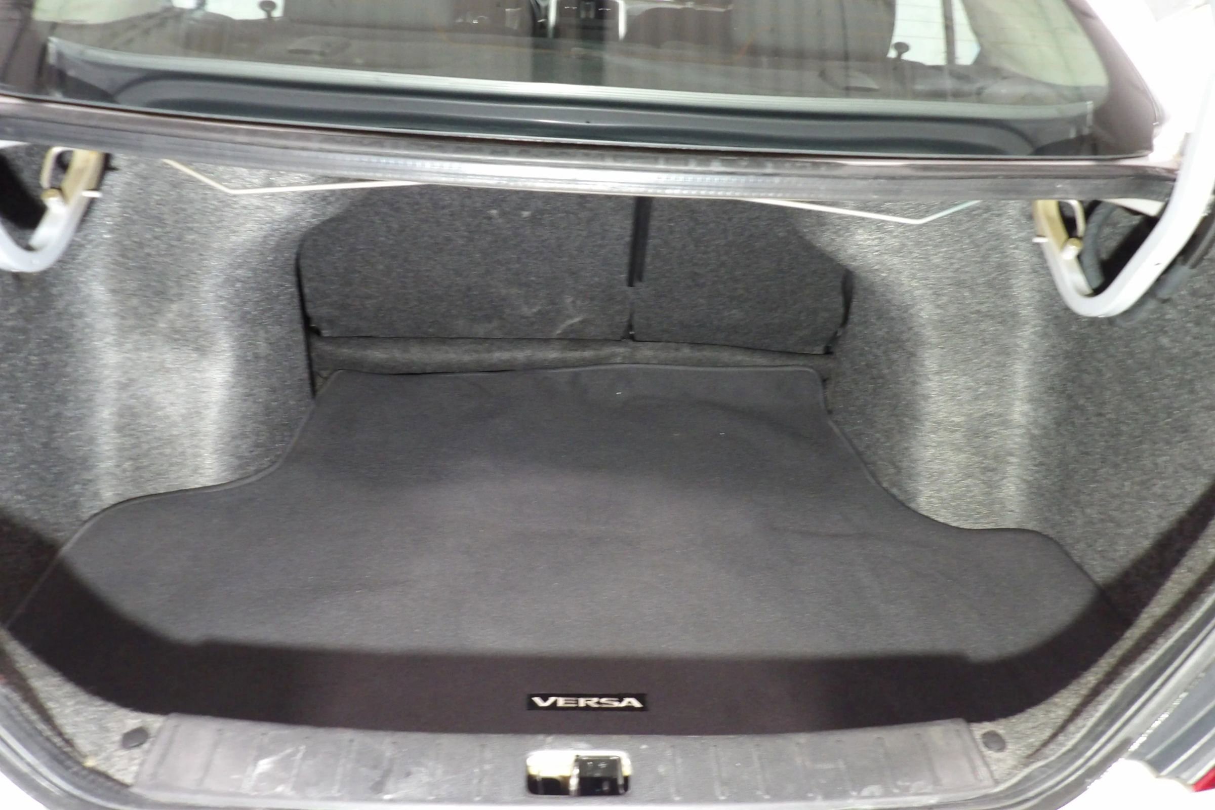 Used 2019 Nissan Versa SV image 7