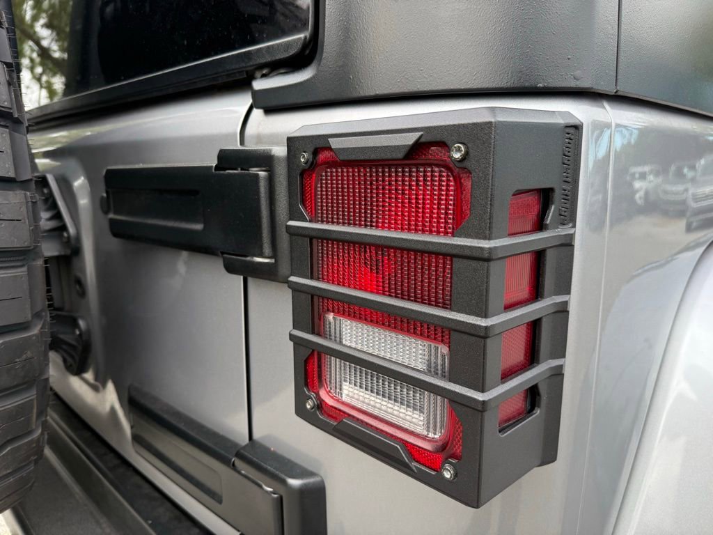 Used 2017 Jeep Wrangler Sahara image 12