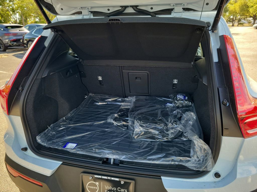 New 2026 Volvo XC40 B5 Plus w/ Protection Package Premier AWD/4WD image 4