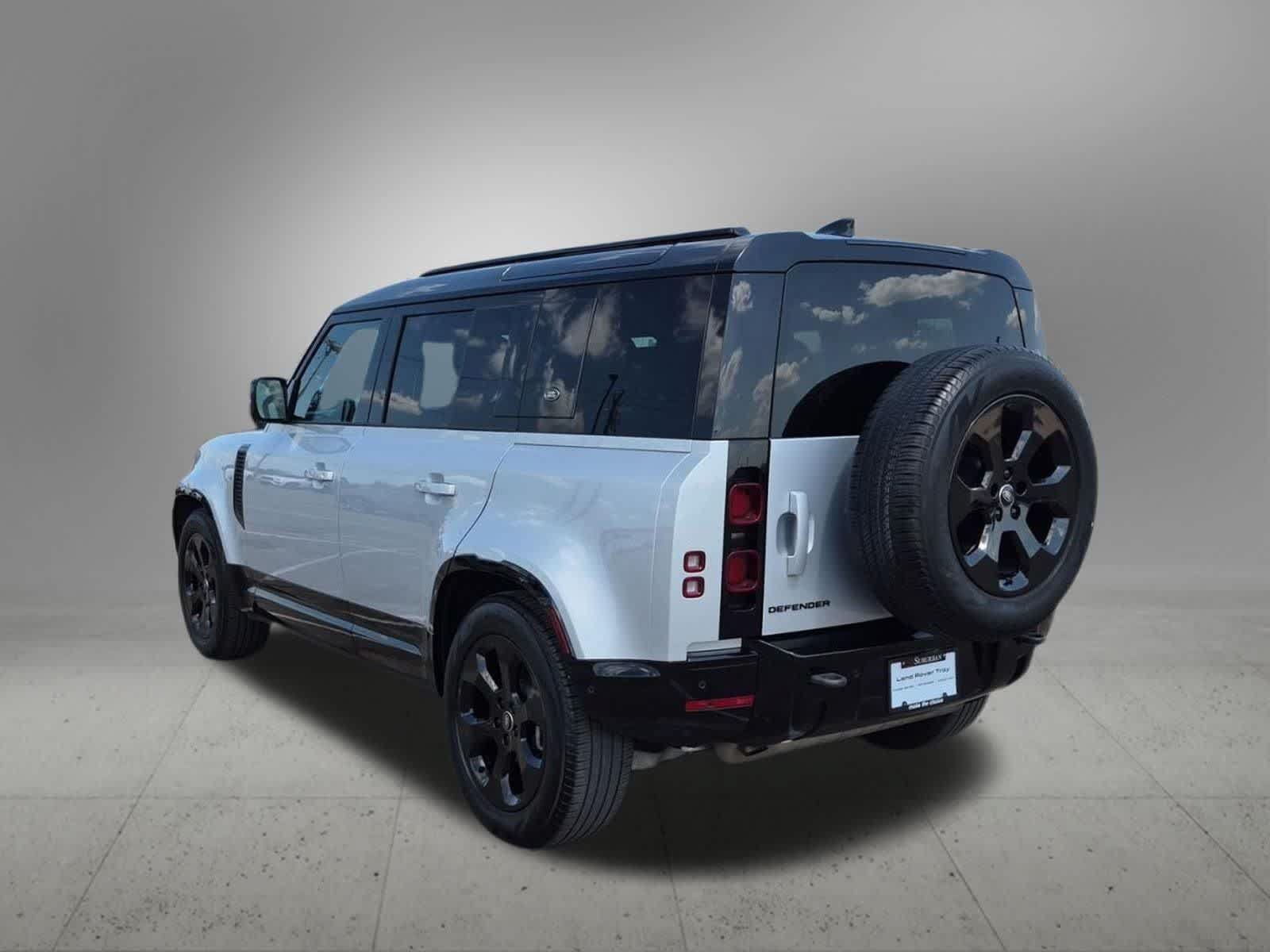 Used 2024 Land Rover Defender 110 X-Dynamic SE AWD/4WD image 4