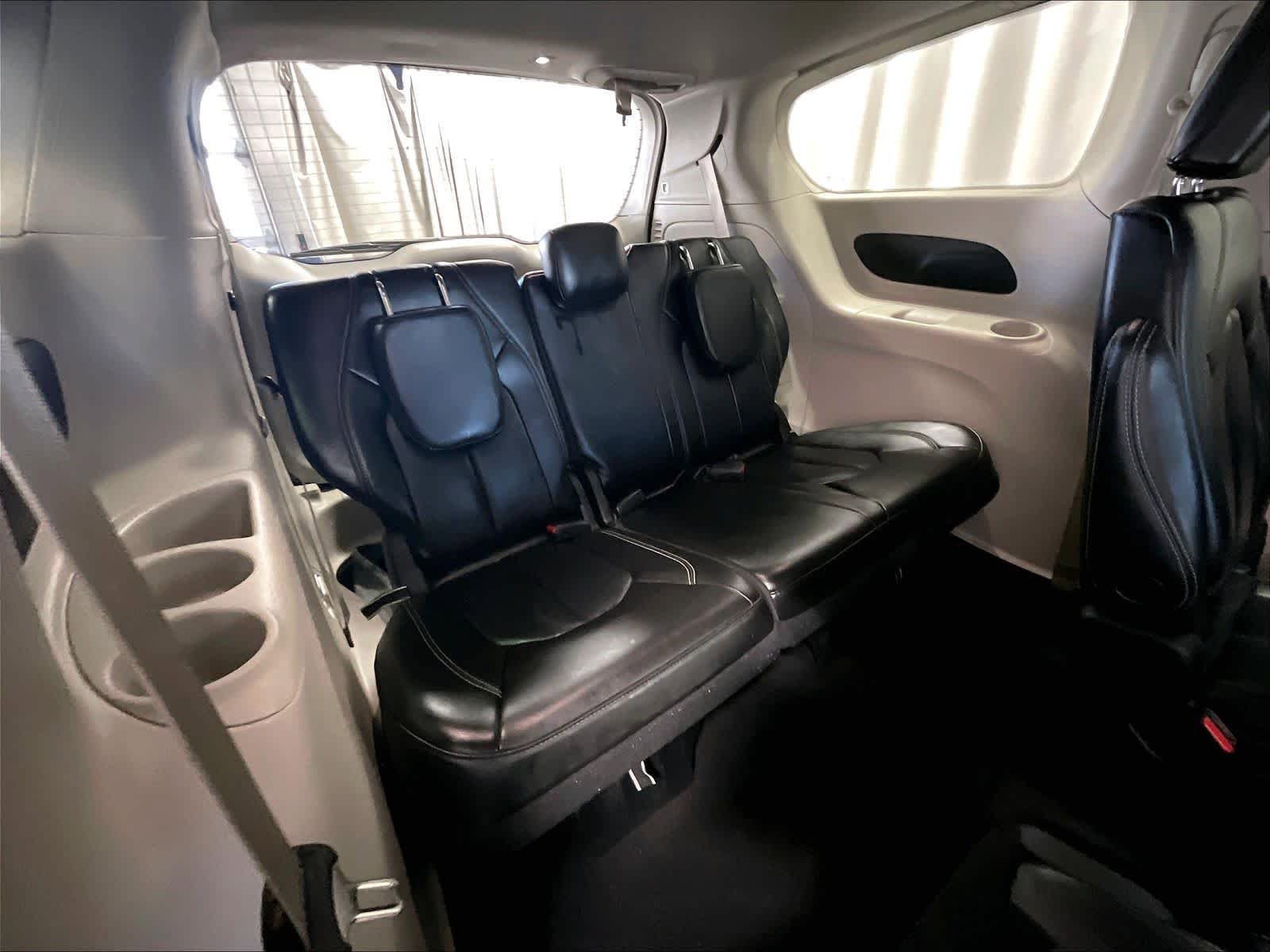 Used 2023 Chrysler Pacifica Touring-L FWD image 17