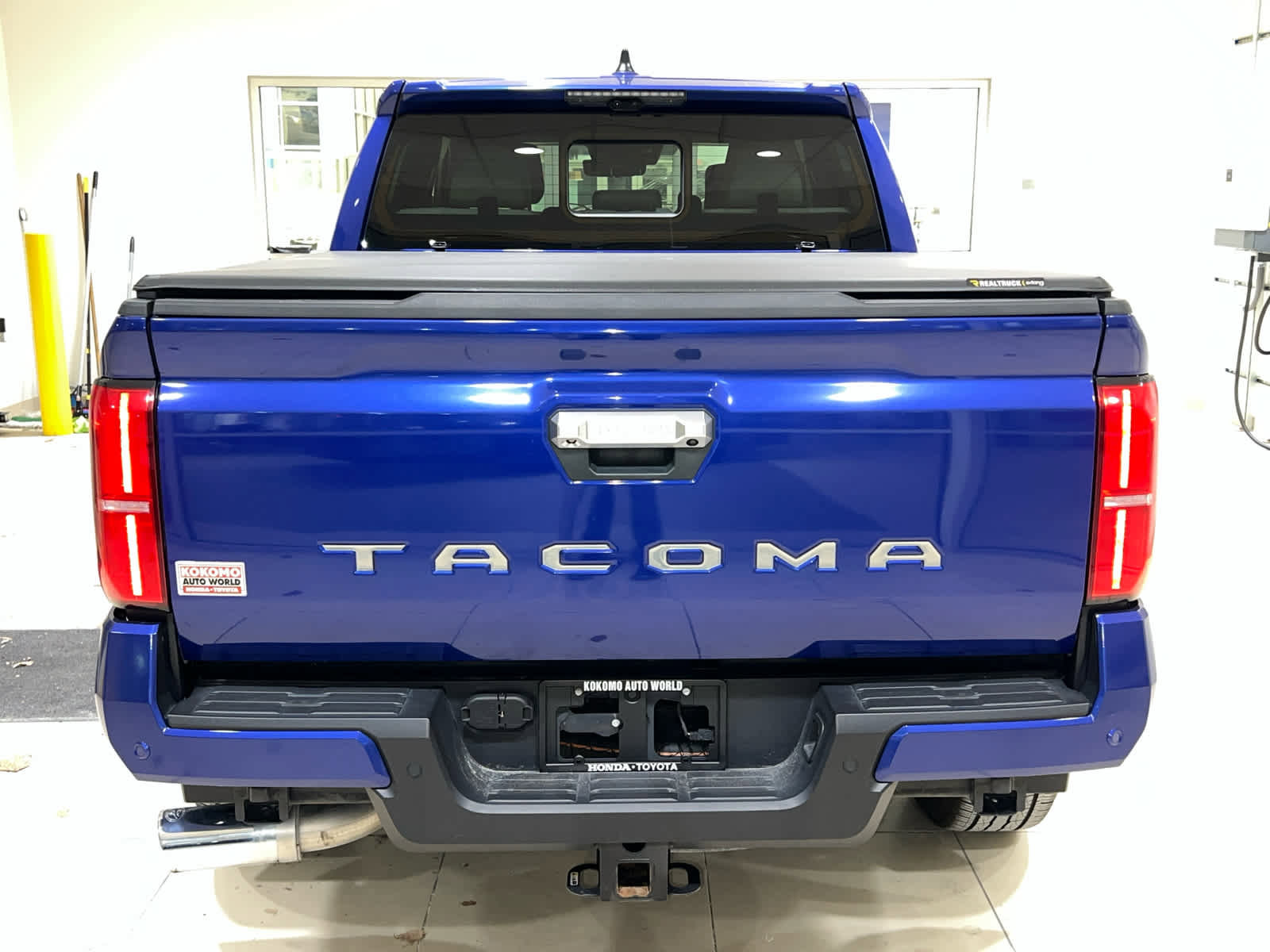 Used 2024 Toyota Tacoma Limited w/ Limited Package (LT) image 10