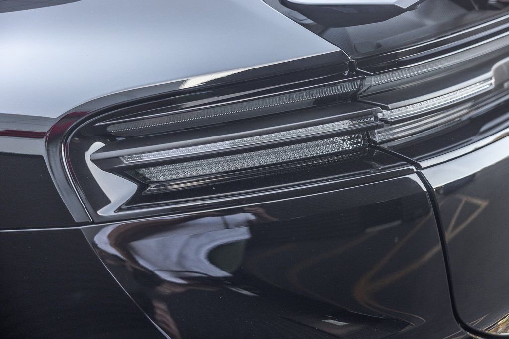 Certified 2025 Porsche Macan Electric image 25