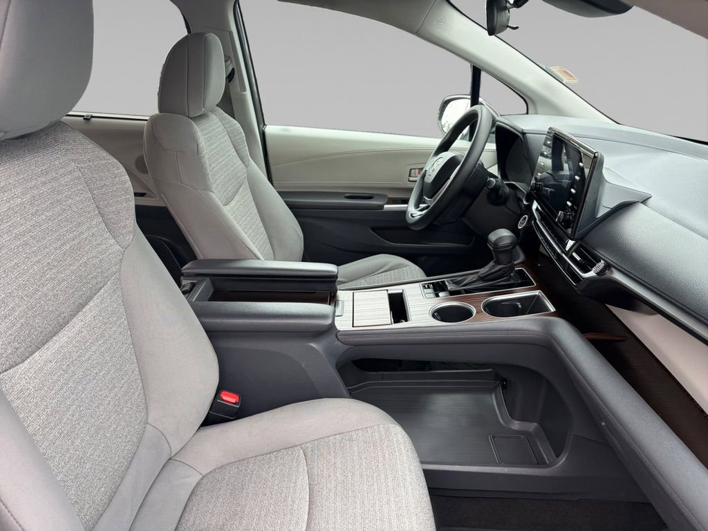 Used 2021 Toyota Sienna LE image 18