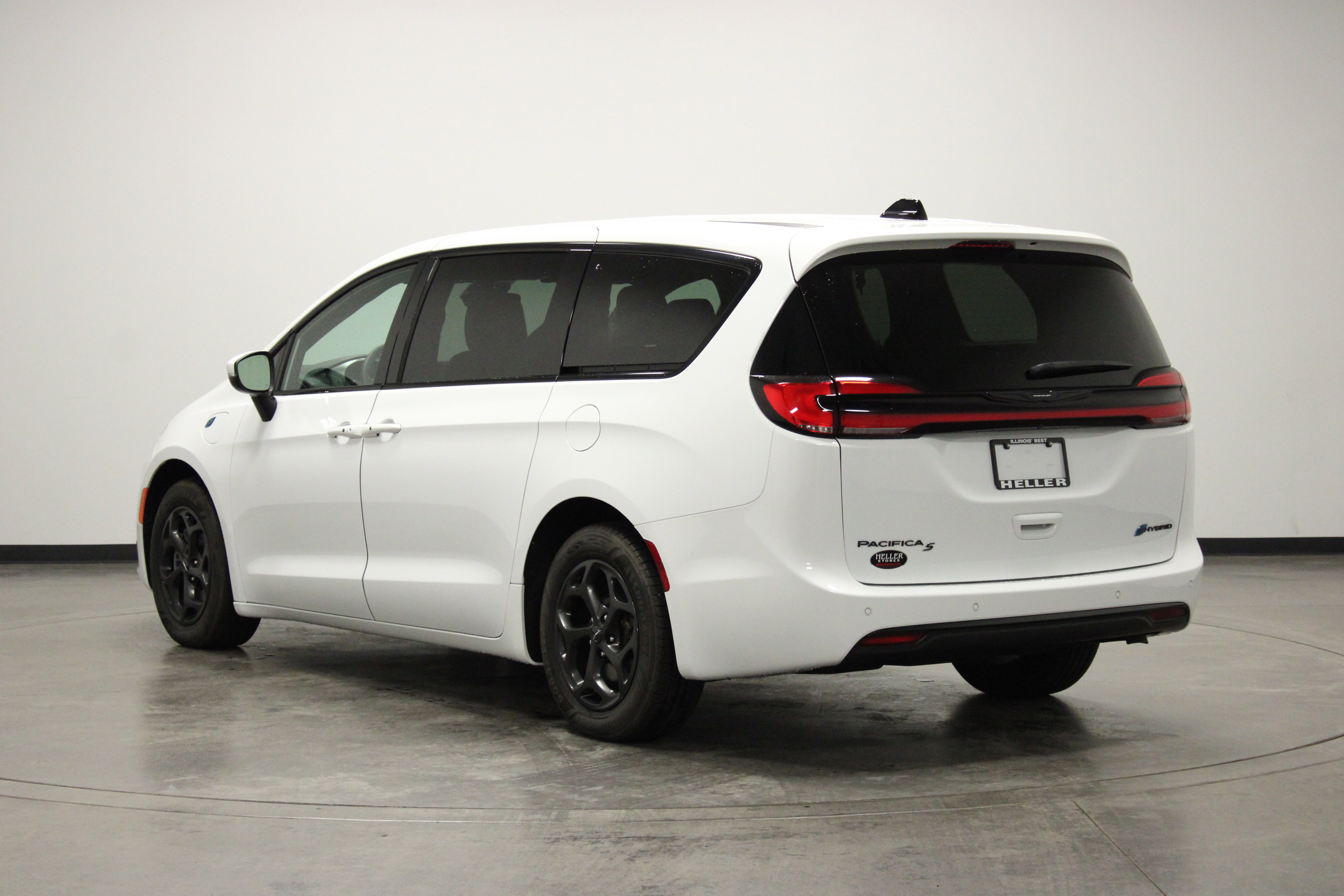 Used 2023 Chrysler Pacifica Touring-L w/ Uconnect Theater Family Group image 6