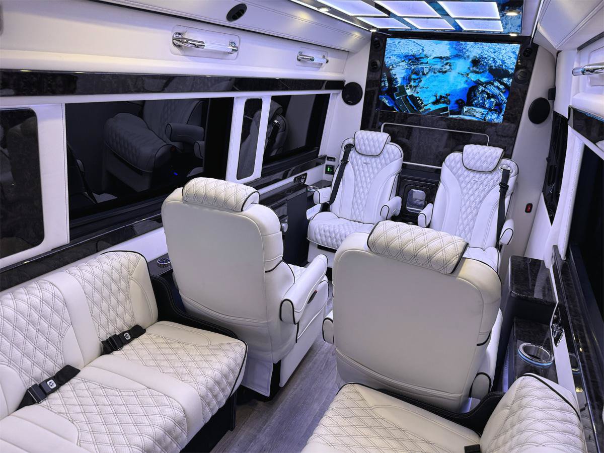 Used 2024 Mercedes-Benz Sprinter 3500 image 6
