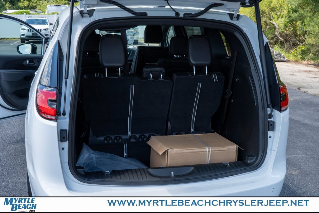 New 2025 Chrysler Pacifica Select w/ Uconnect Theater Family Group image 30