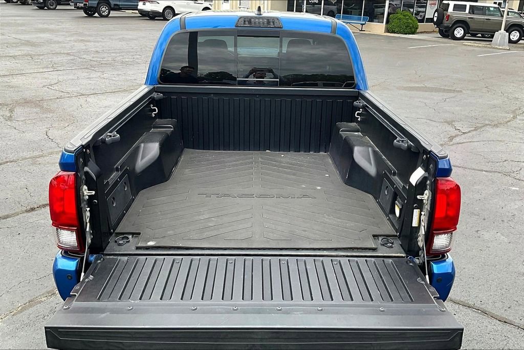 Used 2018 Toyota Tacoma TRD Sport w/ Technology Package image 8