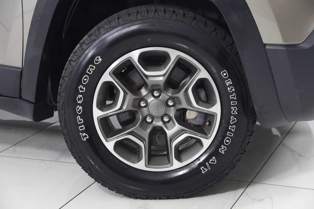Used 2020 Jeep Cherokee Trailhawk w/ Cold Weather Group AWD/4WD image 14