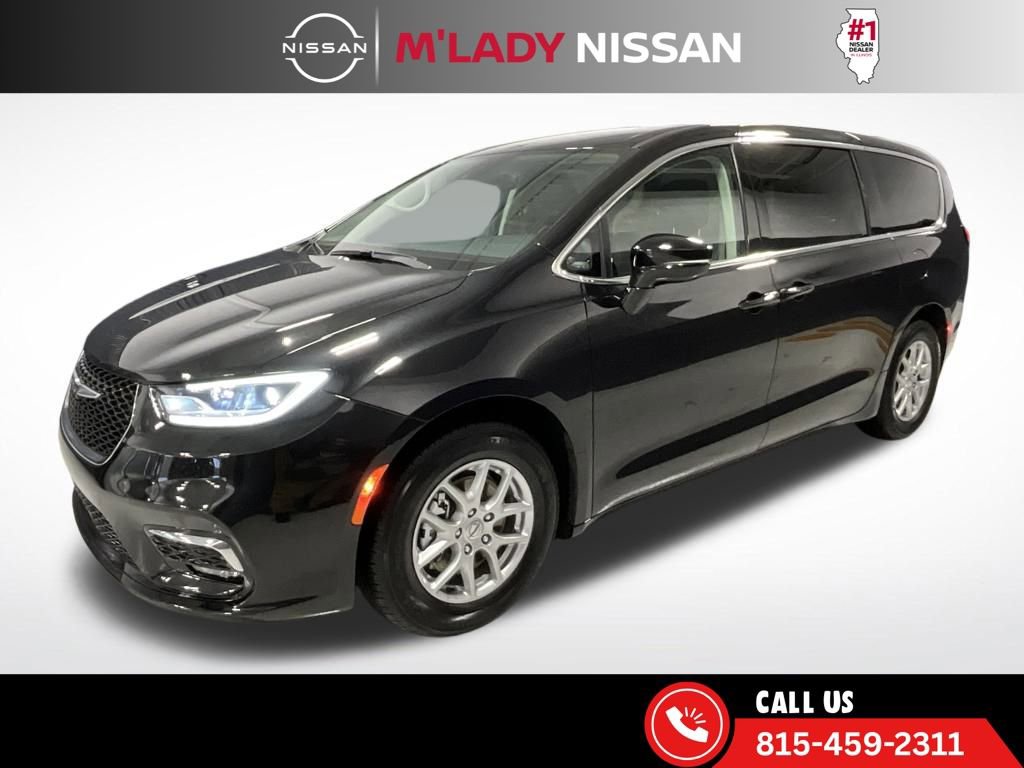 Used 2024 Chrysler Pacifica Touring-L image 2