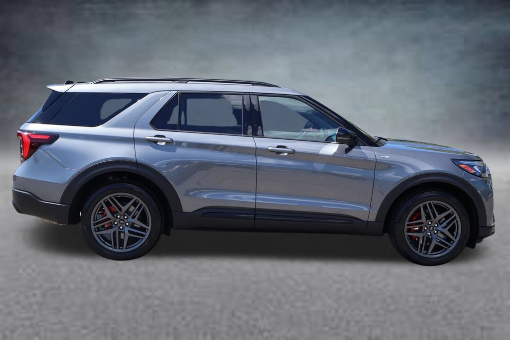 Used 2026 Ford Explorer ST-Line w/ ST-Line Street Pack AWD/4WD image 2