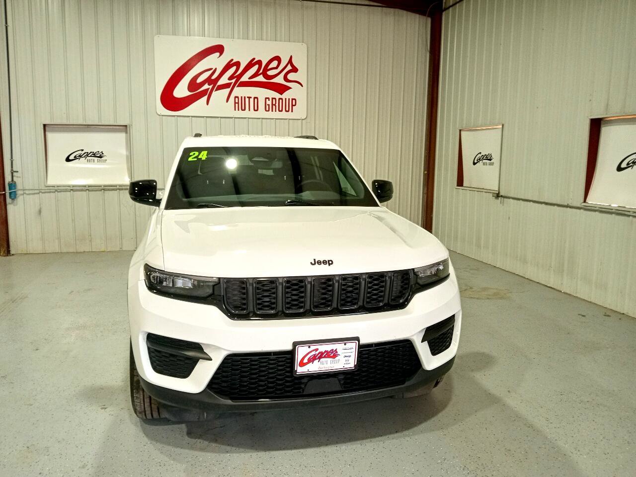 Used 2024 Jeep Grand Cherokee Altitude AWD/4WD image 2