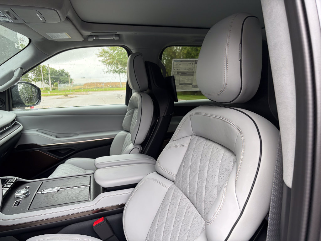 New 2027 Lincoln Navigator Black Label AWD/4WD image 12