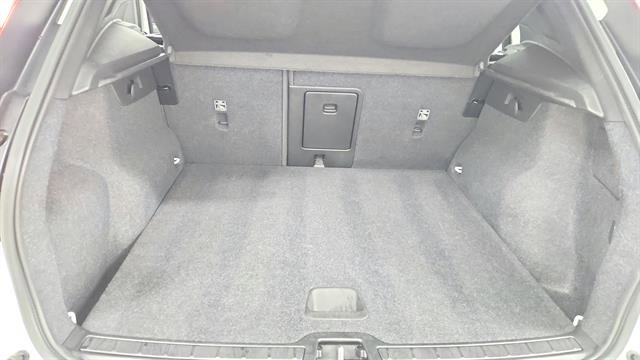 Used 2024 Volvo XC40 B5 Core image 10