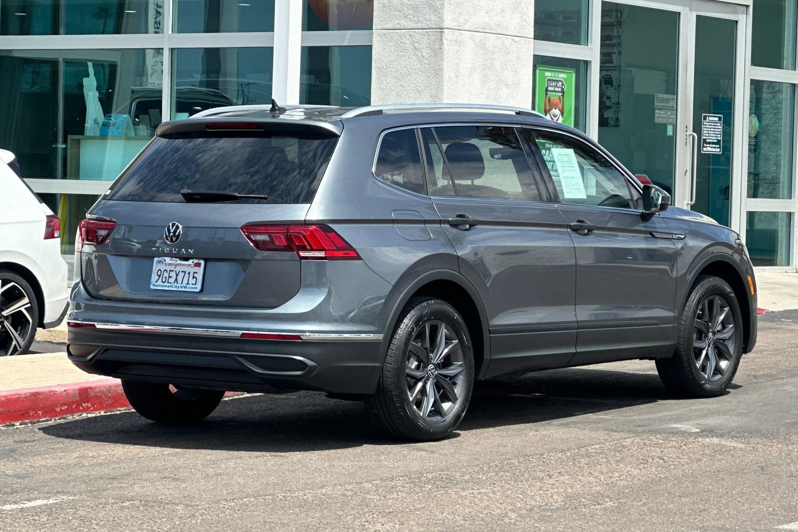 Used 2023 Volkswagen Tiguan SE w/ Panoramic Sunroof Package FWD image 5