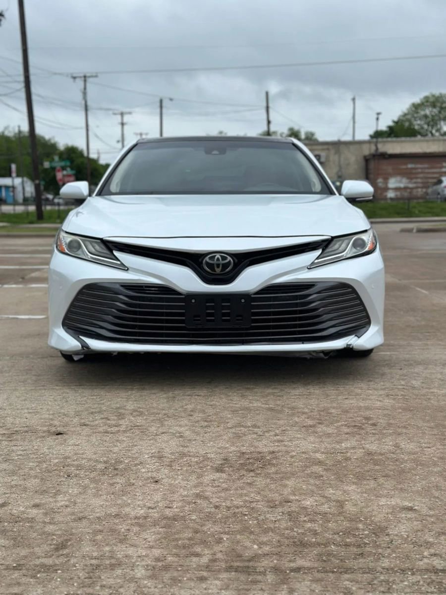Used 2018 Toyota Camry XLE FWD image 2