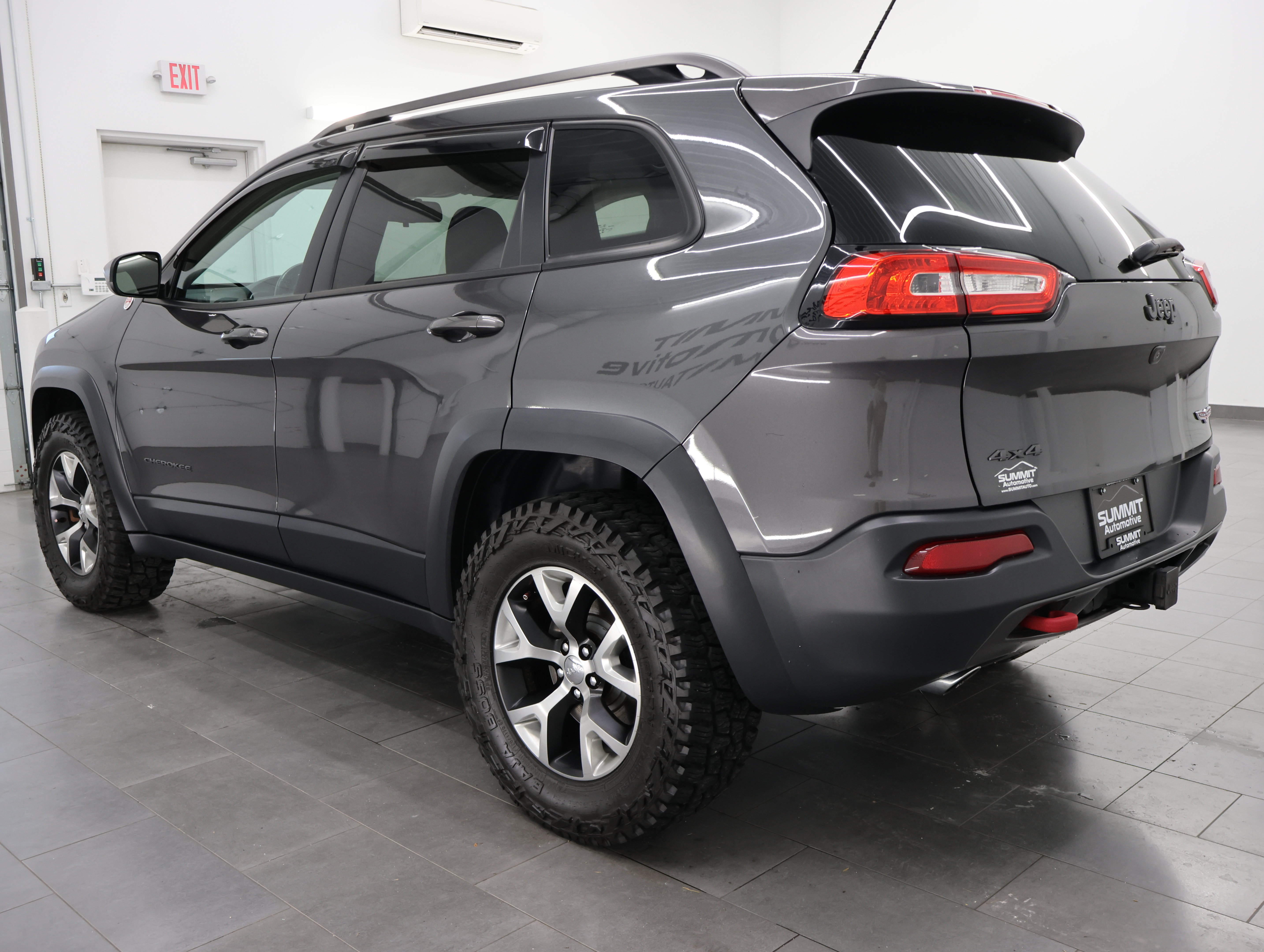 Used 2015 Jeep Cherokee Trailhawk w/ Leather Interior Group AWD/4WD image 5