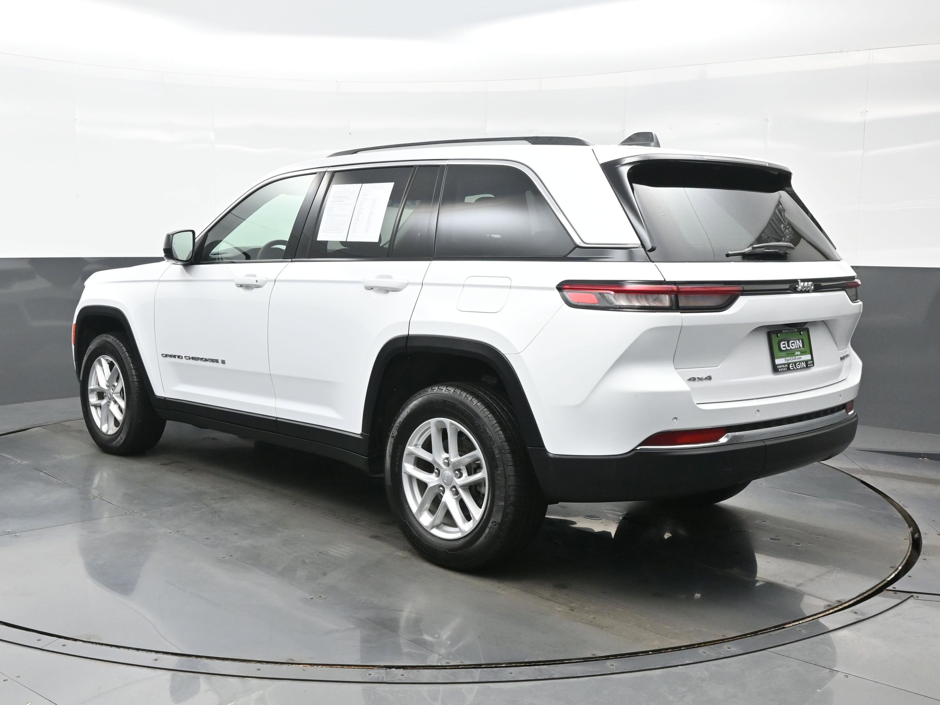 Used 2024 Jeep Grand Cherokee Laredo X image 4