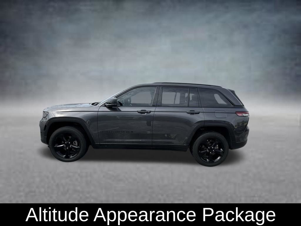 Used 2023 Jeep Grand Cherokee Altitude AWD/4WD image 4