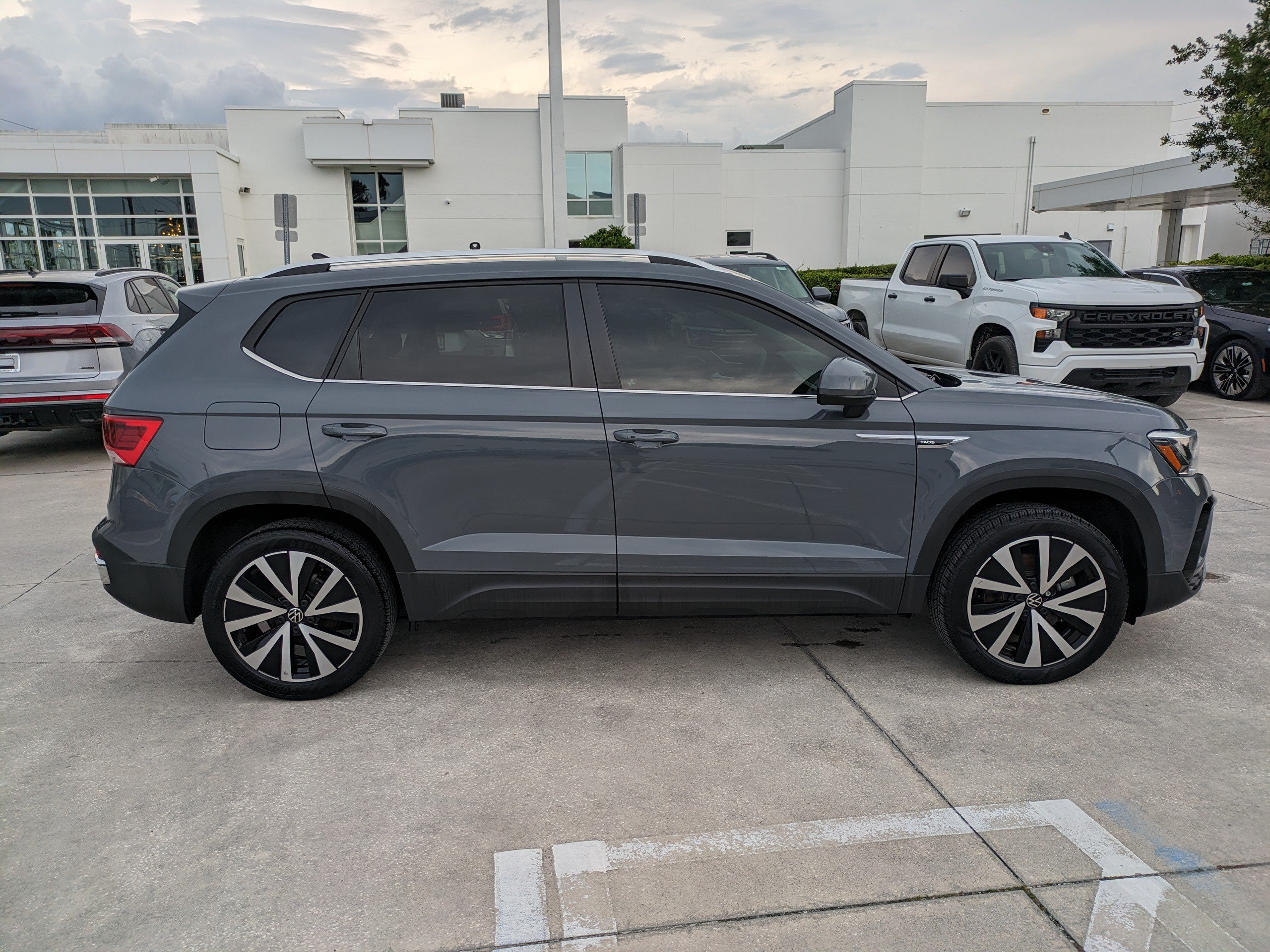 Certified 2024 Volkswagen Taos SE FWD image 3